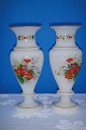 Par håndmalet 
vaser, opalglas 
dekoreret med 
blomster i 
flotte farver. 
Højde 24 cm. 
Bredde 11 cm. 
...
