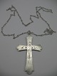 Gammel sølvkors 
med kæde 
fremstillet i 
Danmark. Længde 
på læde ca. 58 
cm, og længde 
på kors ...