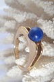 Damering, Guld 
585. Flot 
guldring med 
blå perle 14 
kt. Stemplet, 
FHS 585. Fra 
Guldsmed : 
Frits ...