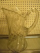 Glaskande 
mælkekande 
optisk stribet 
med påsat hank 
fra år 1900 
1910
højde 21,5cm.
fejlfri