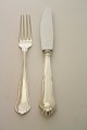 Rita, tretårnet 
sølvbestik. 
Knivblad 
Raadvad.
Middagskniv, 
længde 21,5 cm. 
Pris: 450 kr. 
stk. ...