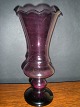 Violet 
auberginefarvet 
blomsterglas 
vase
Holmegaard 
højde 22cm.