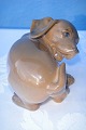 Kgl. gravhund 
figur af 
porcelæn. Royal 
Copenhagen, 
glad lille 
grævlingehund, 
nr. 1407. 
Længde ...