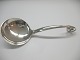 Serveringske 
fremstillet i 
1941 af 
sølvsmed 
C.Holm, Kbh. 
Længde 19,2 cm 
x bredde 7,5 
cm. Vare ...