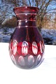 Rubinrød vase, 
Bøhmisk 
glasvase med 
slibninger, 
Højde 11 cm. 
Fin hel stand. 
fra ca. 1920
