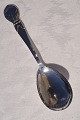Dansk tretårnet 
sølv 830s. 
Håndsmedet 
serveringsske, 
længde 20cm. 
Fra år 1933. 
Fin stand.