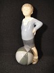 Figur.
Dreng med 
badebold.
Kgl. nr 3542
Royal 
Copenhagen
2 sortering.