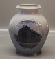 2 stk Samlet kr 
3000
Kgl. RC 3403 
Vase Det 
Bernstorffske 
Palæ 23,5 cm  
fra Royal 
Copenhagen I 
...