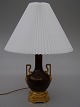 Fransk 
bordlampe af 
porcelæn med 
påsat 
broncemontering, 
h:64cm. med 
skærm
