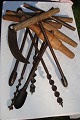 Three drills in 
various sizes 
and three 
hollow irons of 
various sizes 
and a sail. 
Fine original 
...