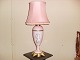 Bord lampe i 
lyserødt 
porcelæn med 
romersk kvinde 
motiv, lampen 
er monteret på 
forgyldt bronze 
...