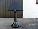 Holmegaardm 
bordlampe i 
mørkegrønt 
glas.
Højde incl. 
skærm 50cm.
Prisen er 
eksl. skærm.