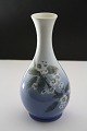 Den kongelige 
porcelænsfabrik, 
Royal 
Copenhagen. 
Vase med 
blomsterrankemotiv 
nr. 863/51. 
Højde ...