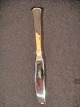 Arve. sølv nr. 
5. Hans Hansen.
Middags kniv , 
Længde: 22 cm 
cm.
Sterling sølv 
Danmark.
1 stk ...