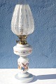 Petroleumslampe.
 Smukt 
dekoreret  
Bordlampe af 
opal glas / 
håndmalet med 
sommerfugl og 
blomster ...