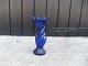 Fransk vase i 
blåt glas, 
forestiller en 
hånd der griber 
om en vase. 
Højde 22cm.
