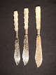 3 stk Engelske
Fiske knive. 
med 
Perlemorsskaft
Stemplet D & S