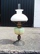 Flot petroliums 
lampe med 
opaline skærm, 
glasbeholderen 
er i en smuk 
gul/grøn farve. 

Højde 52cm.