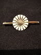 Margurit broche
fra A. 
Michelsen. 
Stemplet AM 
925s
længde: 4 cm 
marurit 
blomsten er ø 
1,8 ...