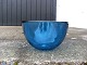 Blå skål fra 
Orrefors glas 
fra serien 
Fuga,
designet af 
Sven Palmqvist.
H. 9cm. D. 
16cm.
