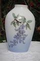 B&G vase med 
blomstergren. 
Bing & Grøndahl 
porcelæn, 
bordvase nr. 
72/ 237. Højde 
17,cm. 1. ...
