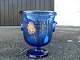 Engelsk 
vase/skjuler i 
blåt glas med 
guld 
dekoration.
Højde 15,5cm. 
Diameter 
13,5cm.