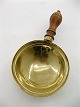 1800-tals 
messing 
glødeskål med 
træ håndtag  
dia. 11 cm.