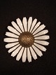 Stor Marugrite 
broche, med 
emalje blade.
Sølv 925s 
sterling.
Diameter: 5,2 
cm.
2 mindre ...