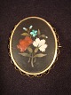 Broche.
Forgyldt.
Blomster motiv 
nedlagt i 
pietra dura 
maner.
Højde: 5 cm , 
Bredde: 4,5 ...