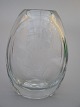 Glas Vase med 
blomsterslibning 
H.16 cm.