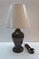 Hermann Kähler 
bordlampe af 
glaseret lertøj 
i jugend stil 
fremstillet ca. 
1900 - 1930. 
Højde 41 ...