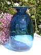 Jacob E Bang. 
Blå glas vase. 
Højde 21,5 cm. 
Fin stand.