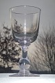 Stort gammelt 
glas med 
kalkformet 
kumme på 
balusterstilk 
og flad kuglet 
fod, højde 19 
cm. ...