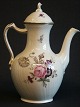 Kgl. porcelæn 
"Frisenborg" 
stor kaffekande 
nr. 1794
Højde 25 cm
Fin stand