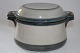 Bing & Grøndahl 
stoneware, Tema 
designet af 
Jens H 
Quistgaard 
1970. Gryde med 
låg. Dek.nr. 
405. ...