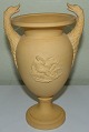 Tetschen 
Terracotta vase 
med jagt scener 
No 1. I god 
stand og måler 
22,8cm.