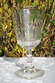 Chr. VIII glas 
med oliver 
slibninger 
nederst på 
kumme, stilk 
med knap på 
kuglet fod. 
Højde 16 ...