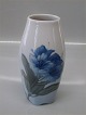 Kgl.  fra  
Royal 
Copenhagen 
845-238Vase på 
fod med blå 
blomster 17 cm 
maler 79 
(1923-1935) I 
hel ...