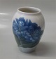 Kgl. 0845-271 
Kgl. Vase med 
blå blomst 12 
cm pre-1923 
maler nr 12 fra 
 Royal 
Copenhagen I 
hel og ...