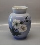 2 stk på lager
Kgl. Kgl. 
2667-36 Vase 17 
cm hvid blomst 
Anemone ?  fra  
Royal 
Copenhagen I 
hel ...