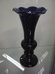 Blå 
blomsterglas
Højde 19,5cm.
fra Jysk 
Glasværk 
1800tallet
