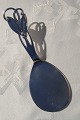 Dansk tretårnet 
sølv 830s, 
Serveringsspade 
fra år 1935, 
længde 15,2cm. 
Pæn velholdt 
stand.