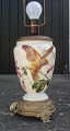 Smuk 1800 tals 
opaline lampe 
på messing fod, 
håndmalet 
dekoration med 
fugl, 
sommerfugl og 
...