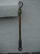 16/1700tals 
vægt
i messing og 
træ
længde 61cm.