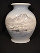 Vase med fisker 
i kajak ud for 
isbjerg.
Højde: 22,5 cm 
, Bredde: 18 cm 
, Dybde: 10 cm.
Royal ...