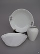 Elegance fra 
B&G
Kagefad 
D:27cm.
Vase H:13cm.
Kagefad 
D:23cm.
