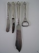 Saksisk
Smørkniv 
L:16,5cm.
Frugtkniv 
L:17cm.
Lagkagekniv 
L:27,5 cm.
Oplukker ...