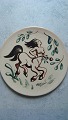 Ubekendt 
kunstner (20 
årh):
Stort bordfad.
Keramik med 
ecru glasur og 
brun og grøn 
...