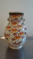Satsuma, Japan:
Vase med ecru 
glasur og 
dekoratin i fom 
af efterårsløv 
i brune og 
orange ...