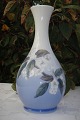 Vase med 
blomsterdekoration, 
Kgl. vase 
Kongelig 
porcelæn. Royal 
Copenhagen vase 
nr. 863-51. ...